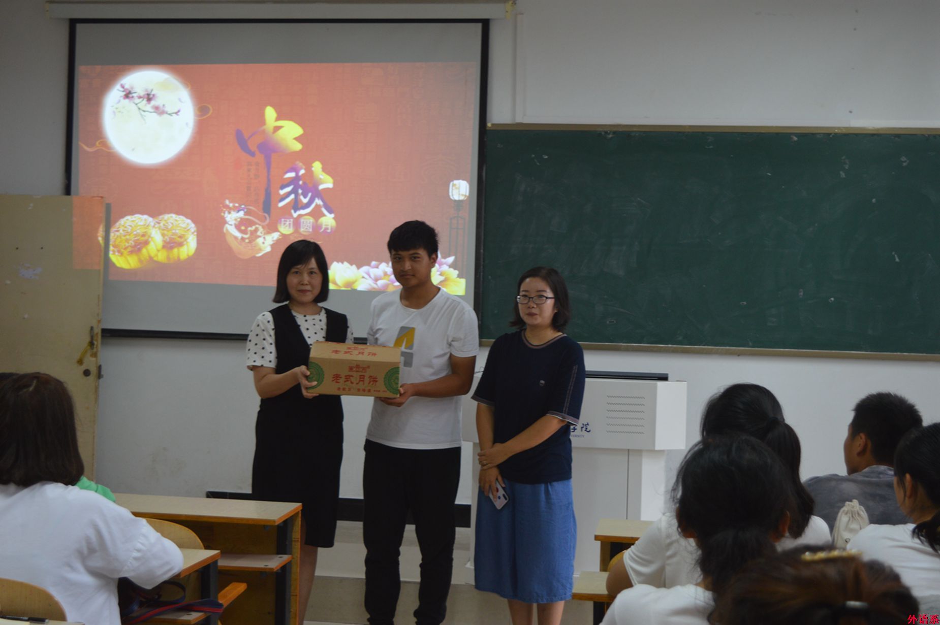 必威西汉姆联中秋节慰问2019级新生