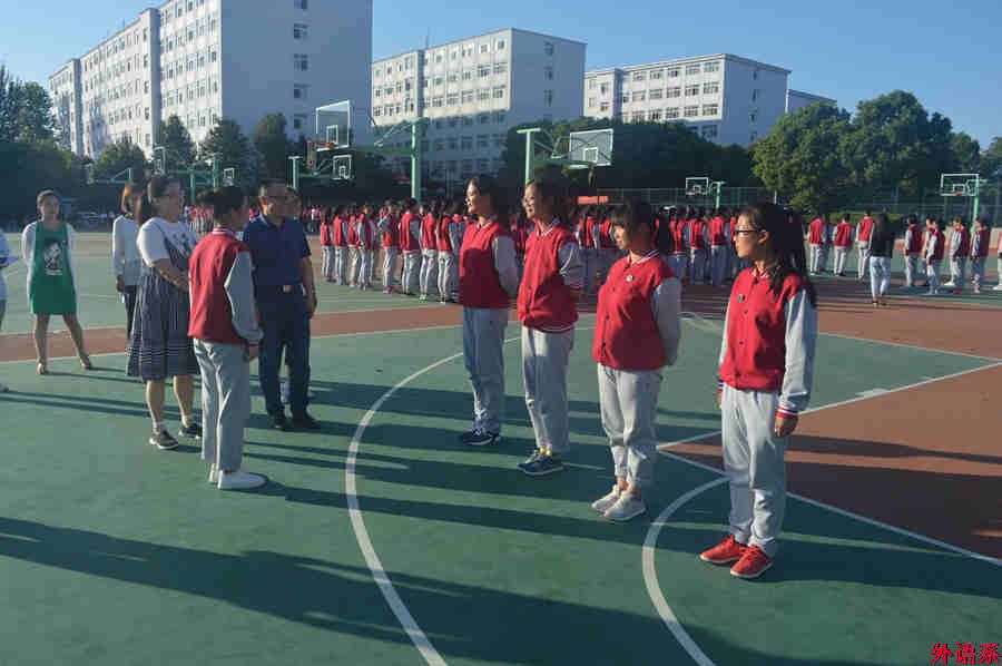 必威西汉姆联罗德喜院长看望2017级军训新生