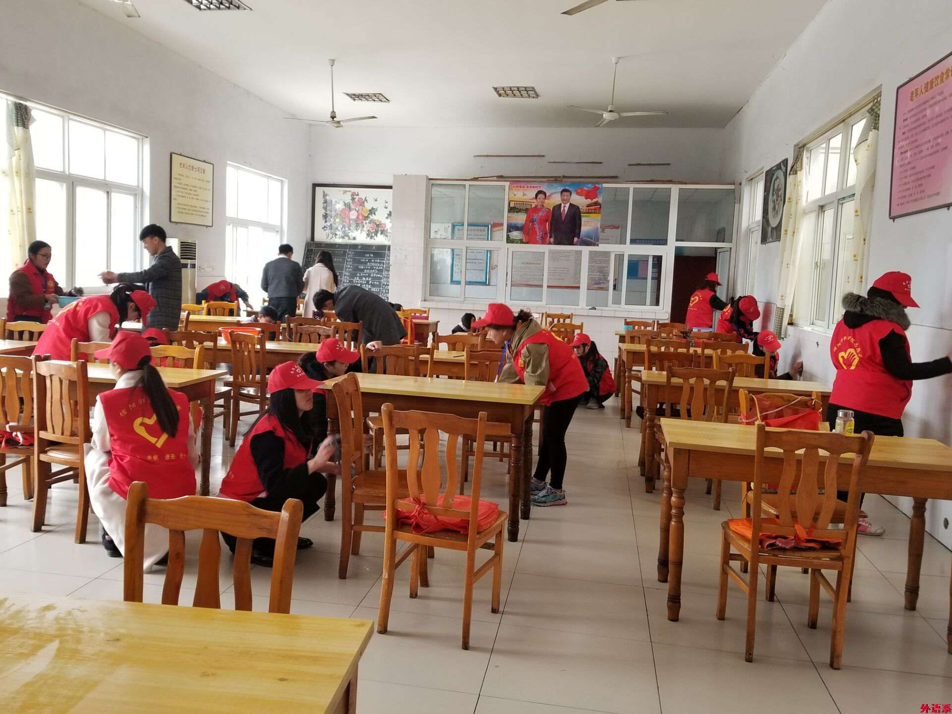 [学习雷锋好榜样]必威西汉姆联深入“五星光荣敬老院”开展志愿服务活动
