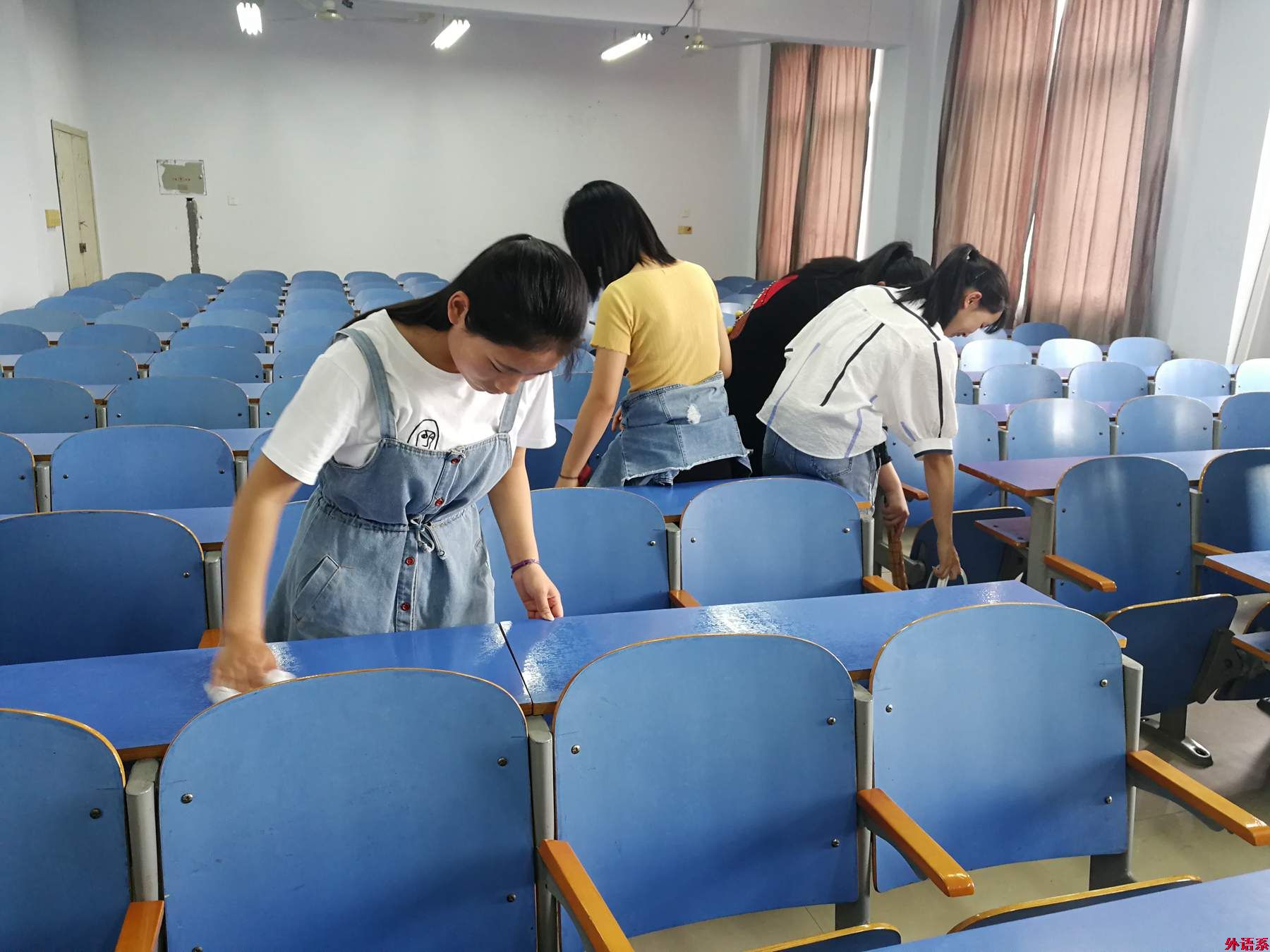 betway必威西汉姆联“增辉党旗,争当先锋”志愿清扫活动