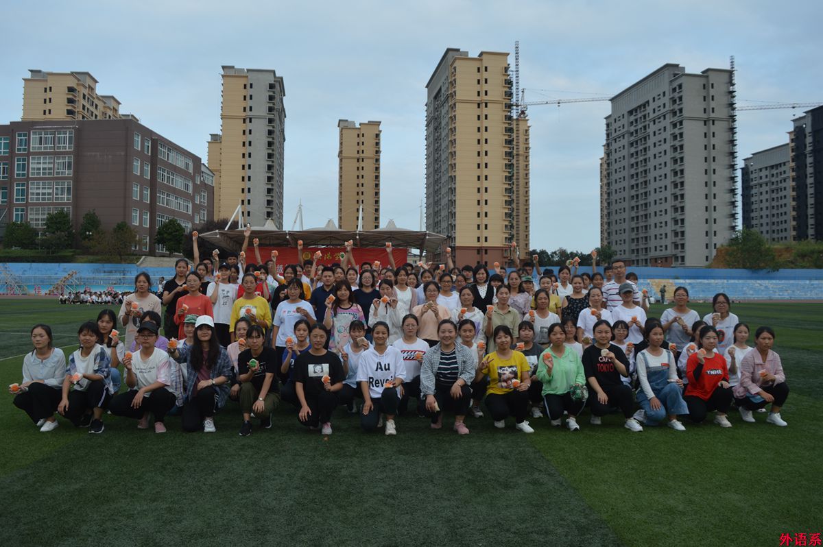 必威西汉姆联中秋节慰问2019级新生