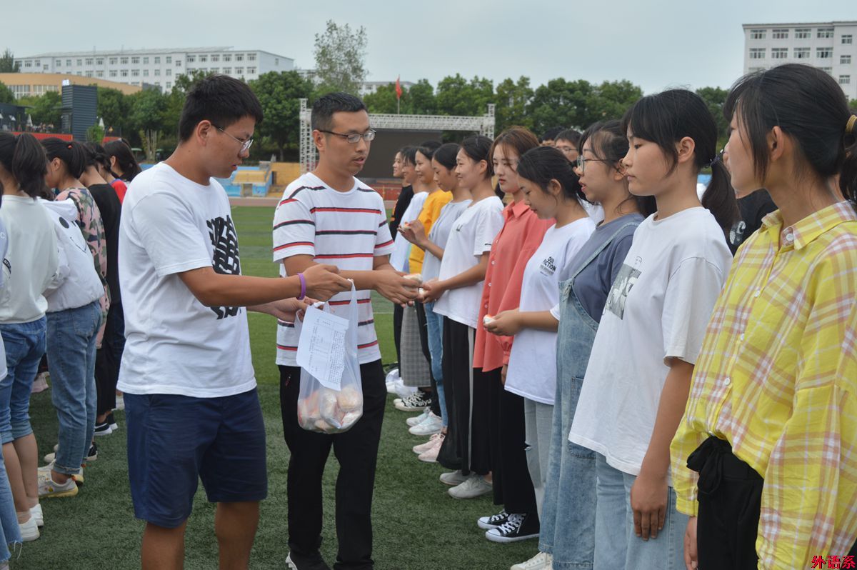 必威西汉姆联中秋节慰问2019级新生