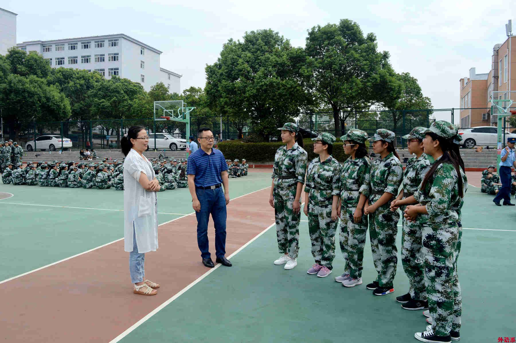 必威西汉姆联看望2018级军训师生
