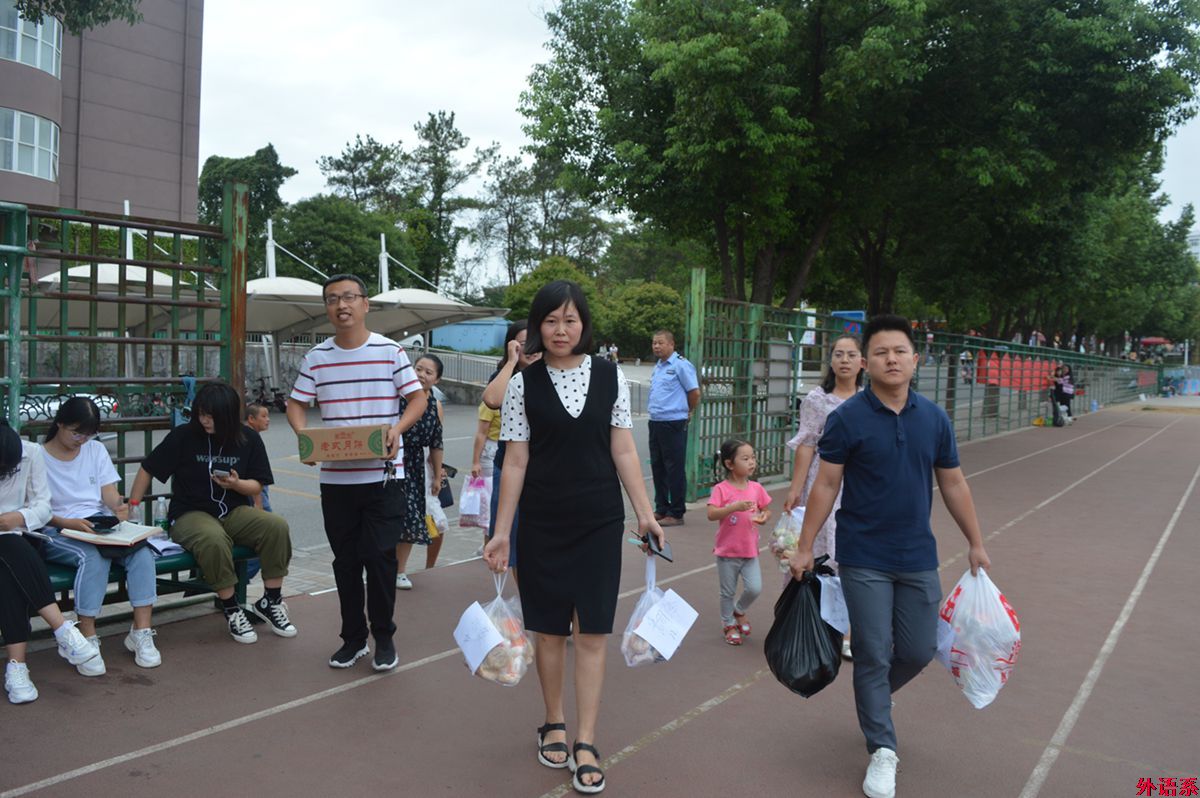 必威西汉姆联中秋节慰问2019级新生