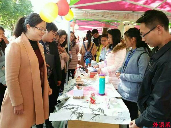 必威西汉姆联爱心救助协会参与爱心义卖活动