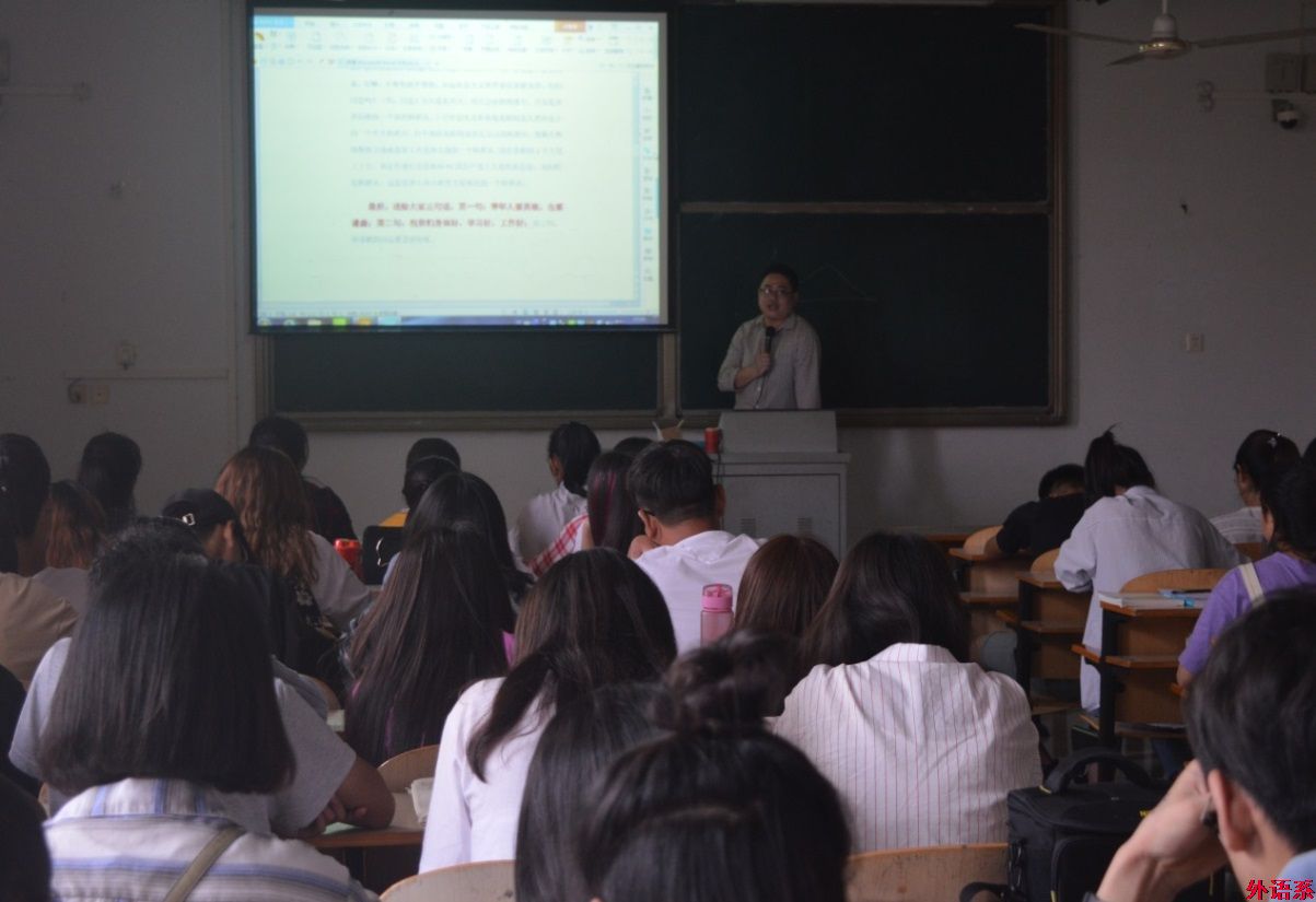 “党的创新理论万场宣讲进基层”——必威西汉姆联举办学习 “回信”精神,助力“青马”成长暨学生干部培训会