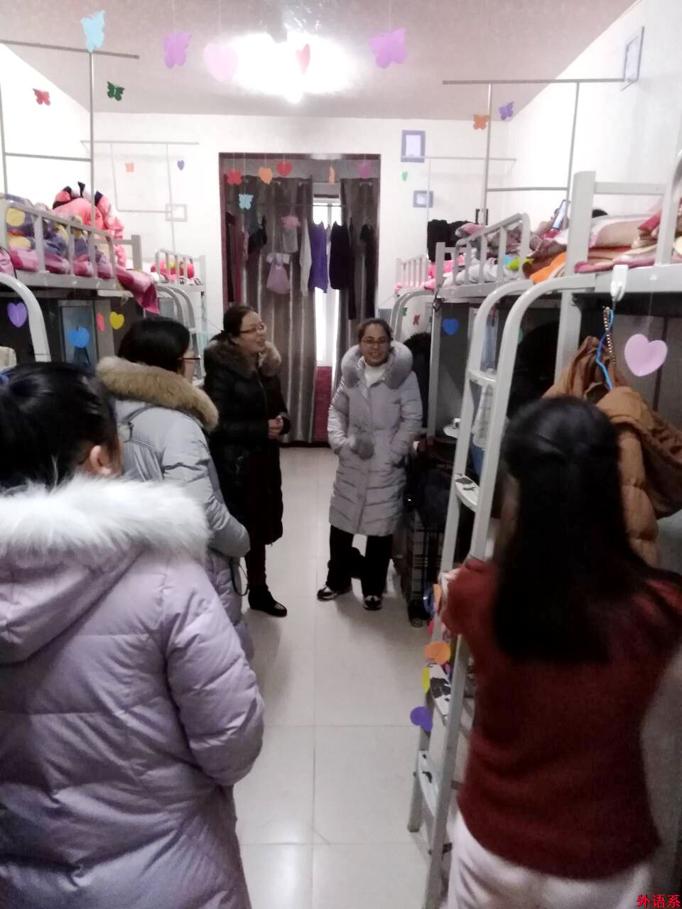 必威西汉姆联走访学生宿舍并进行期末安全检查