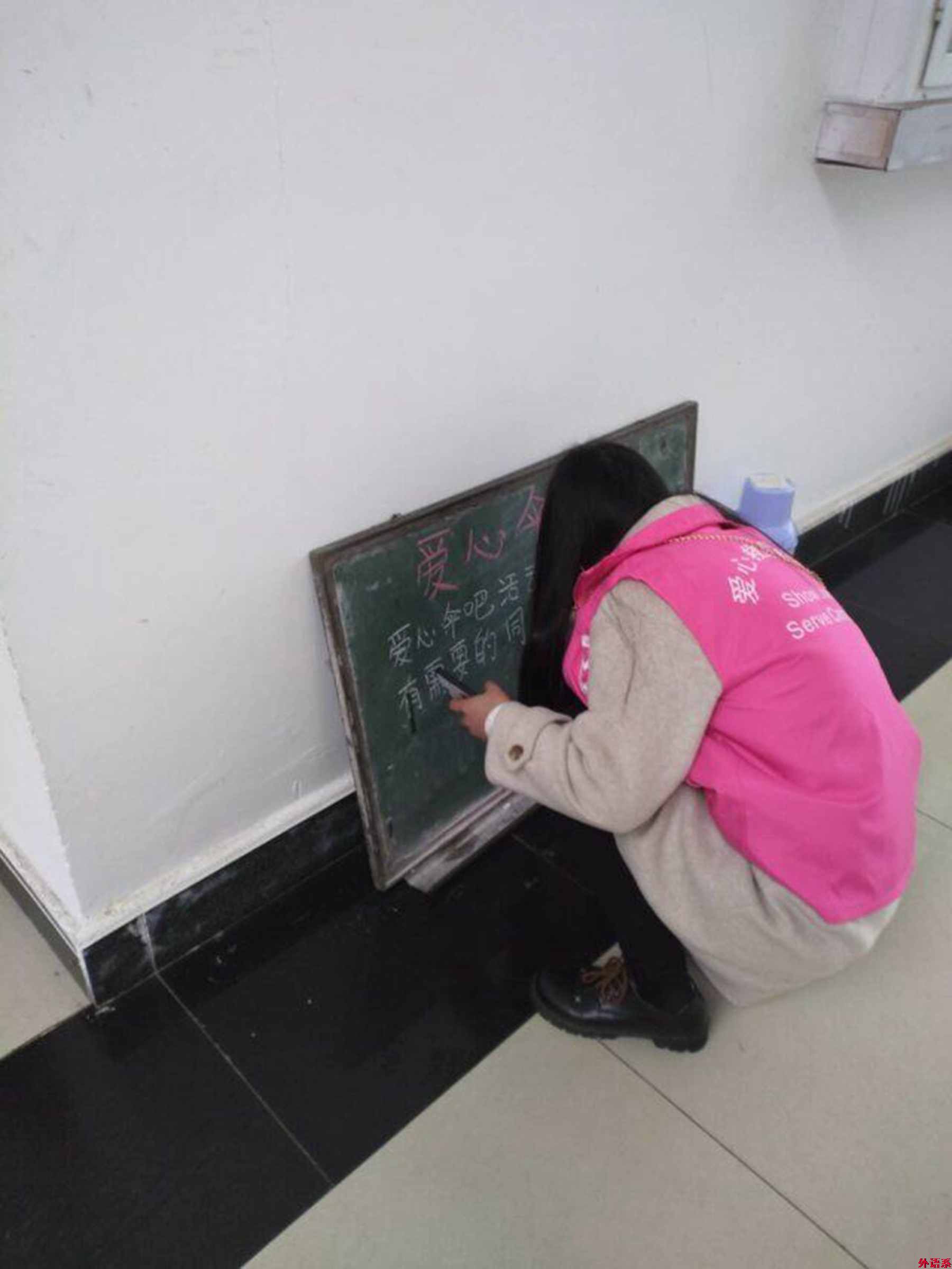 必威西汉姆联爱心救助协会开展“诚信爱心伞,温暖你我他”志愿活动