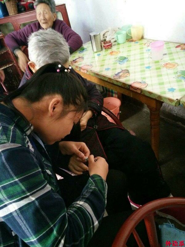 外语系志愿者赴信阳市老人爱心公寓送温暖