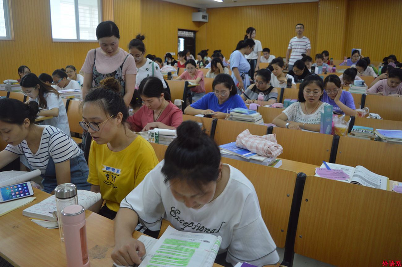 “研”夏送清凉,情系考研生 --必威西汉姆联慰问暑期留校考研学生