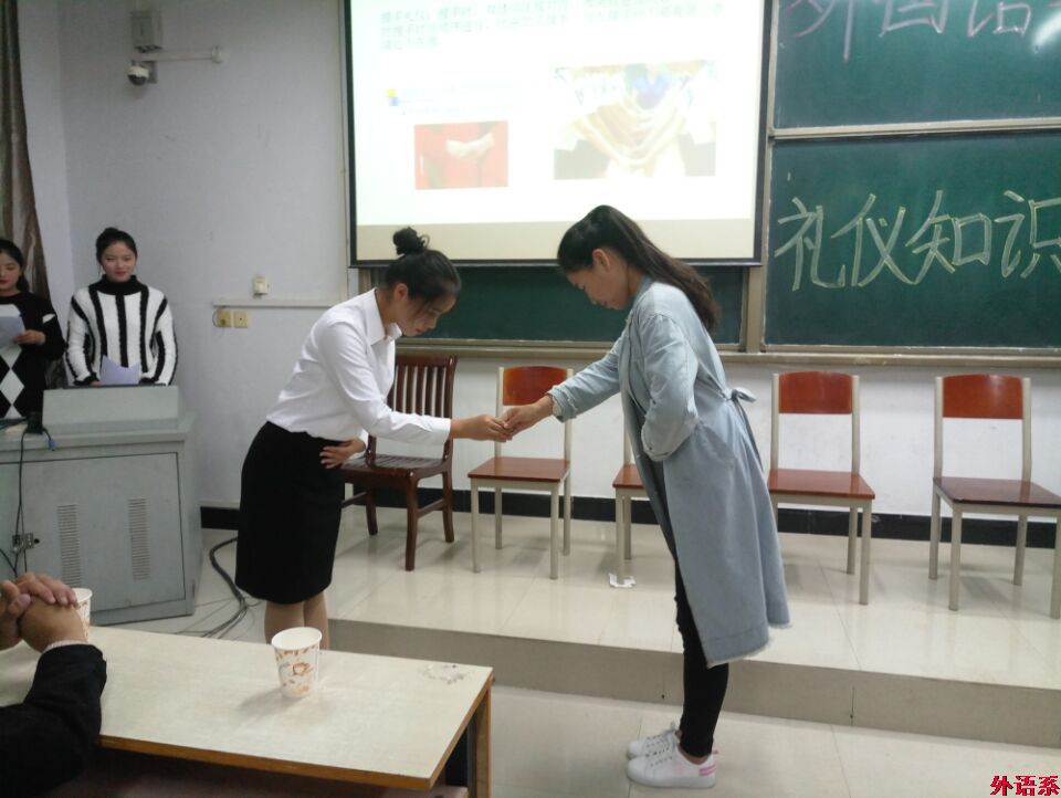 【献礼十九大】必威西汉姆联举办中华礼仪知识讲座