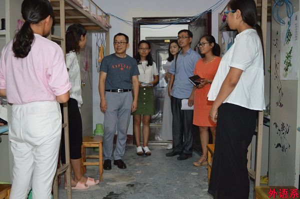 【入学教育】必威西汉姆联院长罗德喜深入学生宿舍看望新同学