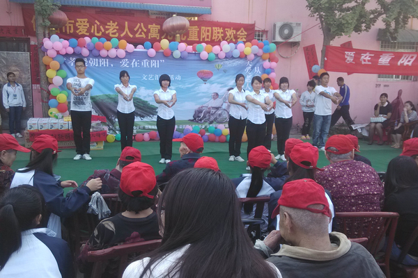 外语系爱协到市爱心老人公寓送温暖