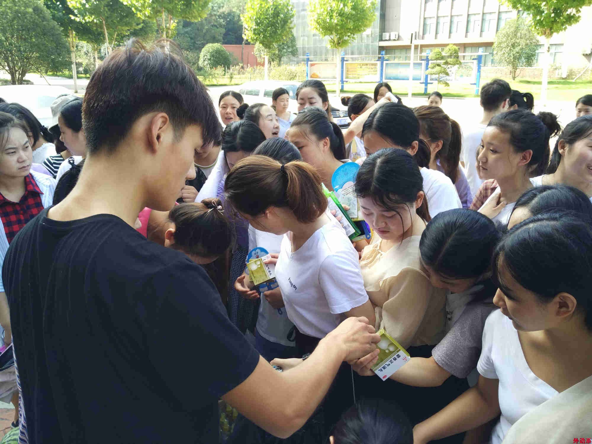 三伏酷暑备考忙 六项慰问送清凉——必威西汉姆联慰问暑假留校复习考研学生